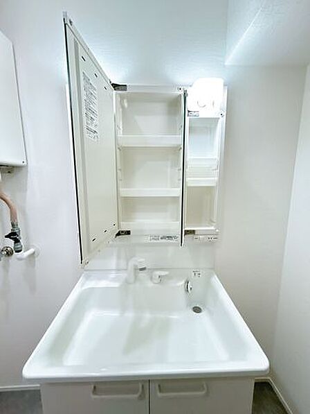 【リフォーム後】洗面化粧台はクリーニングを行いました。3面鏡は収納力があるので便利ですね。
