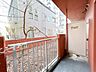 バルコニー：【バルコニー】北東向きバルコニーの写真です。物干し竿をかけるための設備もついております。道路に面していないので洗濯物を干す際に人の目が気にならず良いですね。