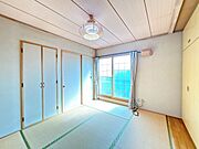 【現況＿2階8帖和室】2階8帖和室の写真です。収納がたくさんあるので荷物の多い人でも安心ですね。