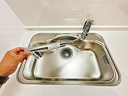 【リフォーム後】キッチンシンクの水栓はノズルが伸びるタイプです。