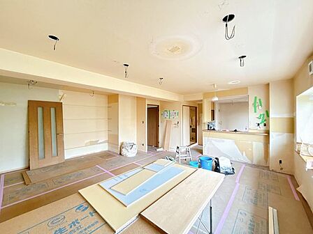 【リフォーム中_リビング】リビングの別角度の写真です。クロス貼替、フローリング上張、照明交換等リフォーム予定です。畳スペースを撤去する予定なので、LDK約23帖と広々した空間になる予定です。