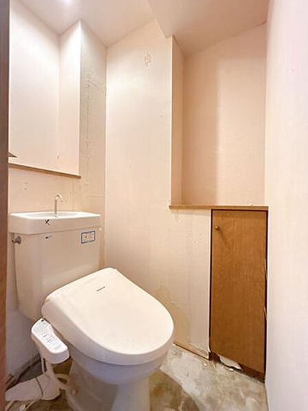 【リフォーム中_トイレ】トイレの写真です。トイレ交換、クロス貼替、クッションフロア重張等リフォーム予定です。