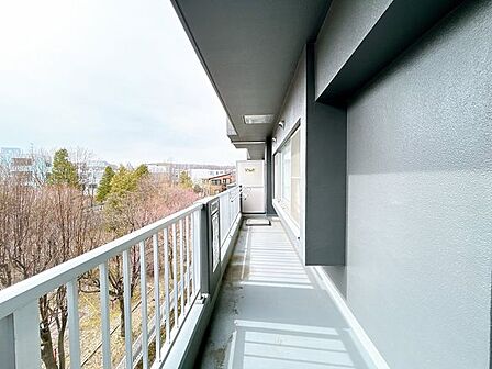 【バルコニー】バルコニーの写真です。バルコニーに室外機を設置してエアコン取付可能なマンションです。
