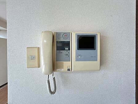 【現況_インターホン】インターホンの写真です。オートロックマンションのため、防犯上安心ですね。