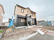 駐車場側から見た外観です。外観は落ち着いた印象で、周囲の街並みに調和しています。玄関ポーチは風除室になっているので、雨・風よけになりますね。\t\t\t\t