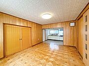 【現況】別アングルからのリビングの写真です。和室の扉を開くと開放的な空間になります。
