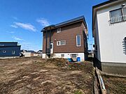 【現況写真】住宅裏に雪が落ちる傾斜のある屋根なので、冬季間の雪下ろしの負担が軽減されます。