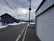 前面道路幅員は約7.2ｍ。積雪があっても余裕をもってお車ですれ違える広さです。