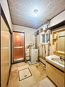 【脱衣場】脱衣場の写真です。トイレと別空間のため、来客時にも使いやすい間取りです。