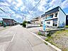 その他：【外構】アプローチ部分はアスファルト舗装されているので、小さなお子様でも転倒のリスクが少ないですね。