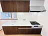 キッチン：【リフォーム完了写真】キッチン写真です。既存キッチンは解体撤去し、新しいシステムキッチンを設置しました。床もCF張り、壁天井はクロス張替え、照明交換を行っております。約6帖ほどの広さがあるキッチンで…