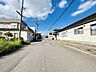 その他：東側に接している道路写真です。公道で幅員は約8ｍです。冬の時期でも対向車とすれ違う余裕がある広さです。