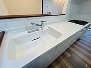 【リフォーム完成済み】シンクやワークトップは人造大理石になっております。お水のさびや汚れが目立ちづらいお手入れのしやすい材質となっております。