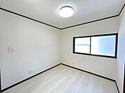 【リフォーム済】2階洋室4.5帖です。クロス張替、フローリングに張替、照明交換を行いました。趣味のお部屋としていかがでしょうか。