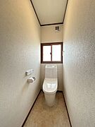 【リフォーム済】トイレはLIXIL製の温水洗浄機能付きに新品交換しました。キズや汚れが付きにくい加工が施してあるのでお手入れが簡単です。直接肌に触れるトイレは新品が嬉しいですよね。