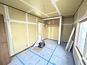 【リフォーム中】5.25帖洋室の収納の写真です。ハンガーポール・枕棚付きのオープンクローゼットを新設します。お洋服や荷物が多い方も安心ですね。
