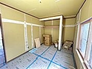 【リフォーム中】東側6帖和洋室の別角度の写真です。オープンクローゼットと可動棚も新設しますので、荷物をすっきり収納することができ、お部屋を広く使うことができますね。お子様のお部屋にいかがでしょうか。