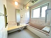【現況販売】浴室の写真です。1坪以上あるので足を伸ばして一日の疲れを癒すことができます。