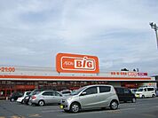 ザ・ビッグ釈迦内店様まで2100m(車で5分)。駐車場も広く、生鮮品から日用品まで揃っていて便利です