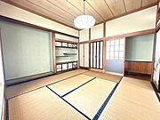 【現況販売】北側8帖和室の写真です。仏間や押し入れもありますので、居室としてもお使いいただけます。