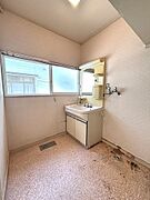 【リフォーム中】洗面室の写真です。クッションフロア張替え、天井・壁のクロス張替えを行います。洗面台も新しくなるので清潔感のある空間になります。