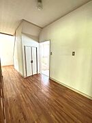 【リフォーム中】廊下の写真です。フローリング重張り、天井・壁のクロス張替えを行います。無駄のないお掃除しやすい廊下です。