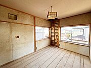 【リフォーム中】2階6帖洋室です。床はフローリングに張り替え、壁・天井はクロスの貼り替えを行います。二面採光のお部屋です。