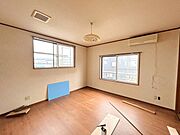 【リフォーム中】2階 8帖洋室です。床はフローリング重ね張りを行いました。壁・天井はクロス張り替えを行います。