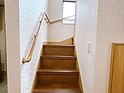 【リフォーム済】階段はクッションフロアで仕上げ滑り止めを設置しました。上り下りしやすいように手すりも新設しました。