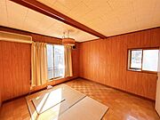 【リフォーム中】2階洋室8帖の写真です。床は重ね張り、壁天井のクロスは張り替えを行います。