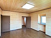 【リフォーム予定】2階の東側居室です。こちらも床フローリング重ね張り、天井壁のクロスを張り替えます。ウォークインクローゼットもあり収納も十分に確保できます。