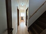 【リフォーム予定】1階廊下の写真です。床はクリーニング、壁天井のクロスは張り替えを行います。