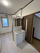 洗面化粧台はハウステック製の新品に交換しました。洗面ボウルは洗顔・洗髪はもちろん、つけ置き洗いにも使えます。照明はLEDライトです。