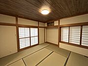 1階8畳和室です。畳は表替えを行い、壁天井はクロスの張替えを行いました。