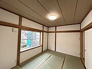 1階6畳和室です。畳は表替えを行い、壁や天井はクロスを貼り替えました。和室があると、くつろぎの空間になりますね。