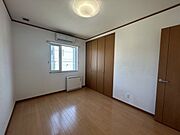 【現況販売】2階洋室東側6帖洋室です。