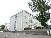 新城中央小学校まで徒歩18分（1400ｍ）です。