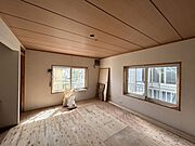 【リフォーム中】2階西側12帖洋室です。和室から洋室に間取り変更します。床はフローリングを張り、壁や天井はクロスを貼り替えます。