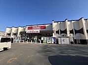 マックスバリュ幸畑店まで徒歩8分（600ｍ）です。徒歩圏内にスーパーがあると、毎日のお買い物も困りませんね。 1700m