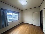 【リフォーム中】2階南側6帖洋室です。床はフローリング重ね張り、壁や天井はクロスを貼り替え、ドアは交換を行います。南側に面した二面採光の明るいお部屋になっています。