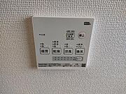 【同仕様写真】ユニットバスは浴室暖房乾燥機能付きです。湿気をすみずみまで除去、結露やカビの発生を抑えます。花粉や雨の日のお洗濯にも便利ですね。