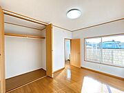 【リフォーム済】2階西側洋室6帖の写真です。クロスの貼り換えと照明交換をしました。