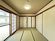 1階6帖和室の写真です。日当たりも良く、客間としてもご利用いただけるお部屋です。
