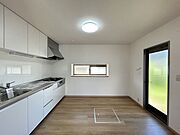 キッチンスペースは大きな食器棚も設置可能な広さです。勝手口付き。