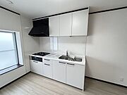 【リフォーム済】キッチンは新品に交換しました。永大産業社製のキッチンは3口コンロですので、お料理の幅も広がりますね。