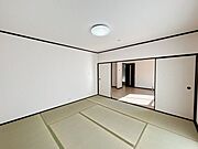 【リフォーム済】リビング横の和室は畳の表替えを行い、クロスの張替えや照明の交換も行いました。