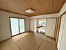 室内：【リフォーム済】和室は畳の表替えとクロス交換を行いました。リビングとの続き間になっているんのでLDKの一部としてもお使いいただけます。