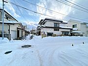 北西側と南東側の二方向道路角地です。