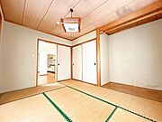 【リフォーム中】1階洋室6帖の写真です。畳の表替えとクロスの張替えと照明の交換を行います。隣のリビングと続き間になっているので、繋げて一つのお部屋としてもご利用いただけます。