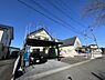 外観：【リフォーム中】普通車2台駐車可能なカーポートがあります。こことは別に普通車並列2台可能な駐車スペースがあります。